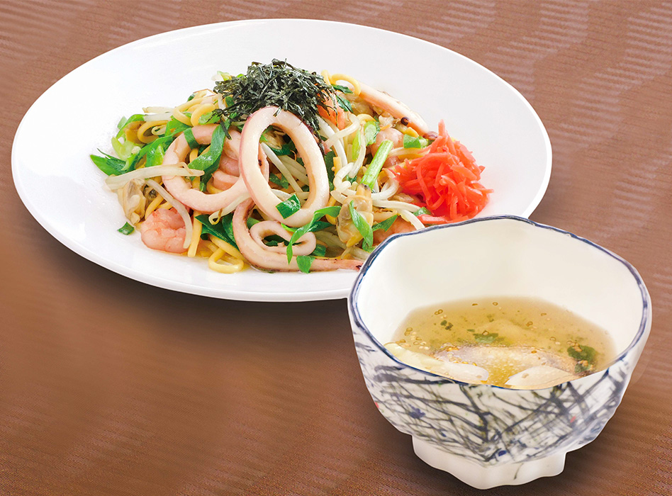 赤いか太麺塩焼きそばとスープ餃子